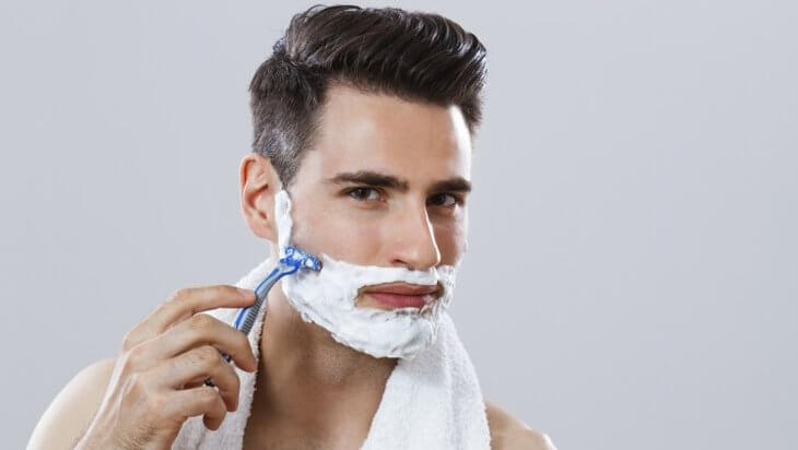 Cạo râu không đúng cách cũng gây mụn ở nam giới