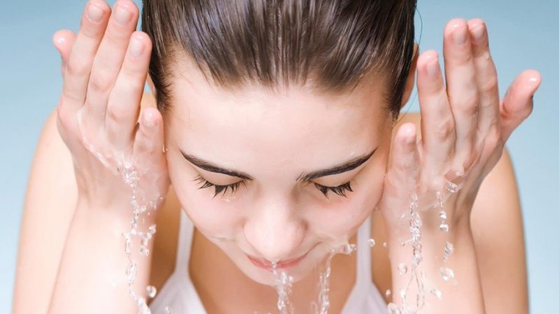 Rửa mặt thường xuyên là cách chăm sóc da đơn giản nhất - kem dưỡng trắng cho da dầu mụn