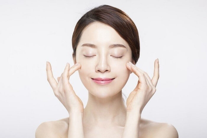 Giữ ẩm giúp da mềm mịn và khỏe đẹp hơn - chăm sóc da mặt bị mụn