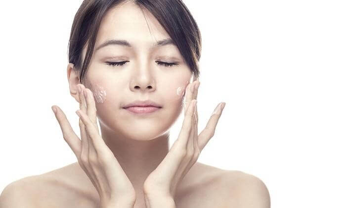 Làm sạch da bằng sữa rửa mặt cho phụ nữ sau sinh - chăm sóc da mặt sau sinh