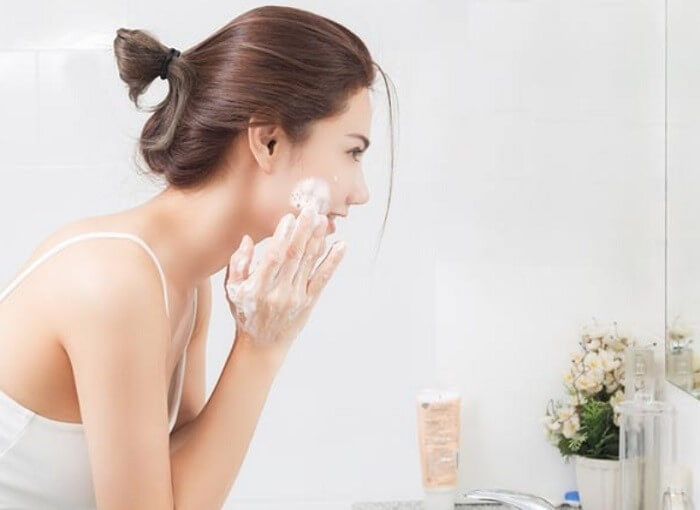 Làm sạch da là bước quan trọng để loại bỏ bụi bẩn và bã nhờn - cách chăm sóc da mặt