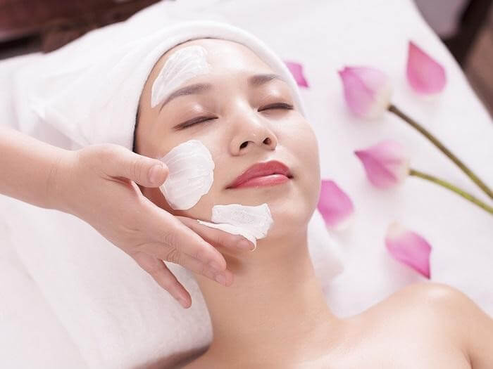 Massage da từ dưới lên trên sẽ giúp ngăn ngừa chảy xệ và lão hóa da - chăm sóc da mặt