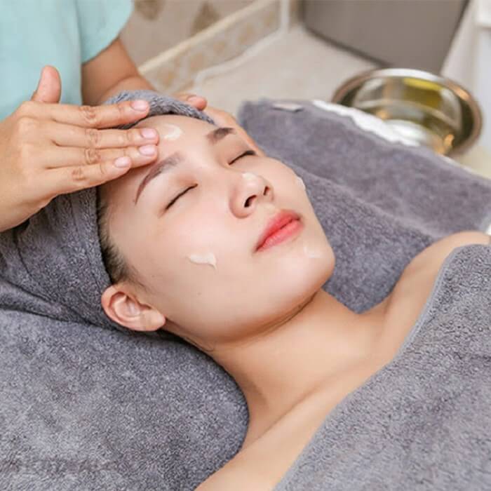 Massage mặt giúp da săn chắc và dưỡng chất thấm sâu hơn - tác dụng của serum