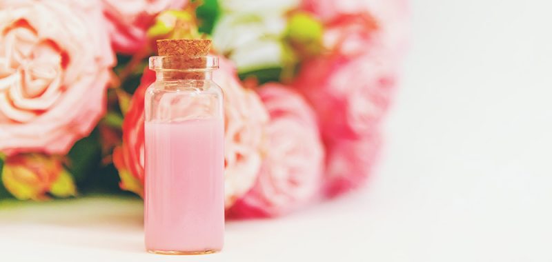 Nước hoa hồng cấp ẩm cho da, giúp tăng hiệu quả các sản phẩm sau đó 