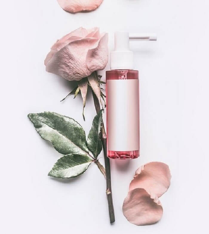 Nước hoa hồng có công dụng chính là cân bằng độ PH và giữ ẩm cho da
