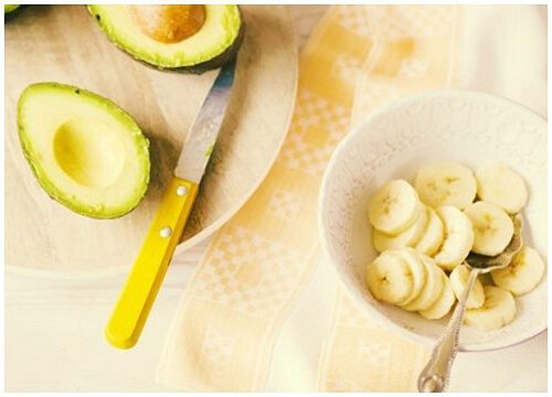 Cũng như các loại mặt nạ từ đậu khác đậu xanh cũng chứa rất nhiều vitamin không chỉ tốt cho cơ thể mà còn được sử dụng để làm mặt nạ trắng da, trị mụn hiệu quả, hơn nữa còn được kết hợp với yến mạch và sữa tươi không đường có tác dụng dưỡng trắng da tự nhiên hiệu quả nhất