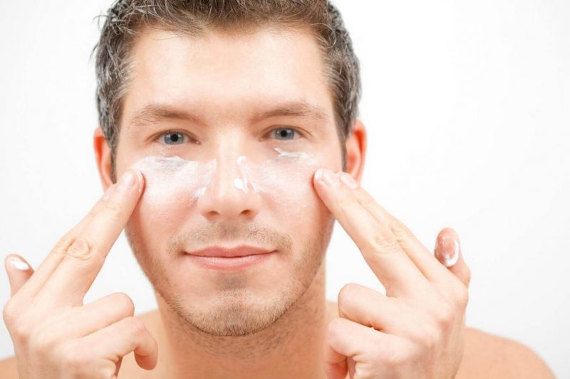 Vệ sinh da mặt không sạch sẽ cũng có thể khiến nam giới bị mụn