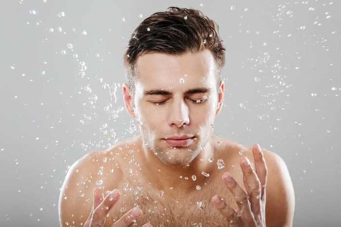 Làn da nam giới cần phải được làm sạch sâu mỗi ngày.