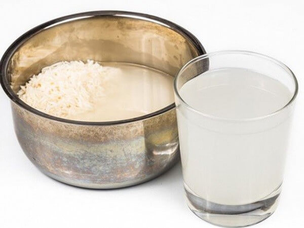 Hỗn hợp sữa chua và nước vo gạo rất tốt cho da.