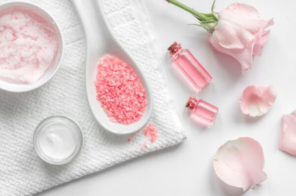 Sử dụng nước hoa hồng làm son dưỡng môi hiệu quả.