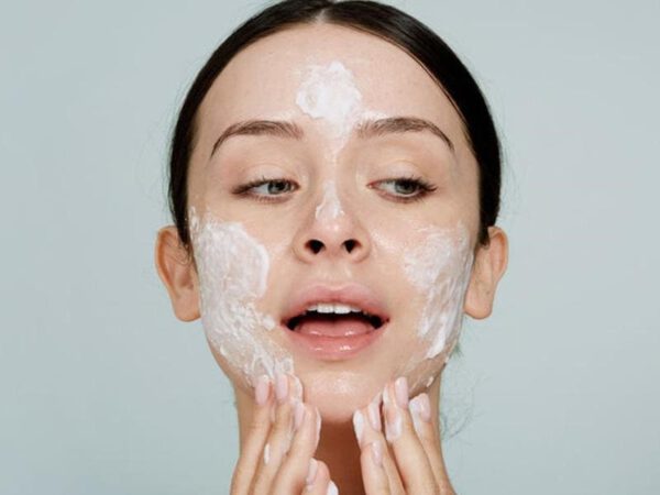 Làn da nhạy cảm đòi hỏi một sản phẩm rửa mặt vô cùng nhẹ dịu.