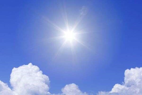 Tia UV từ ánh nắng mặt trời gây hại cho da mụn.