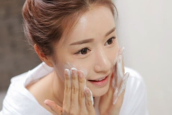 Rửa mặt là thao tác đơn giản nhưng có ý nghĩa rất lớn trong quá trình trị mụn.