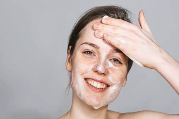 Làm sạch da giúp hấp thu tốt các dưỡng chất làm trắng phía sau tốt hơn.
