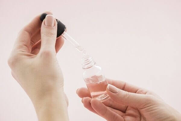 Serum là hình thức giúp dưỡng da sâu trong chăm sóc da.