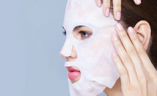 Phương pháp đắp mặt nạ sẽ giúp da mặt tiếp xúc với nước hoa hồng được lâu hơn.