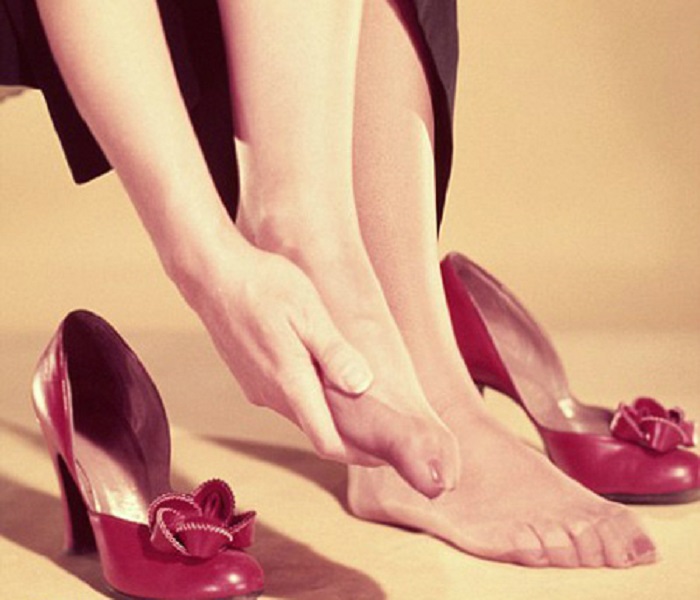 Giày cao gót, giày dép quá chật gây ảnh hưởng đến gót chân.