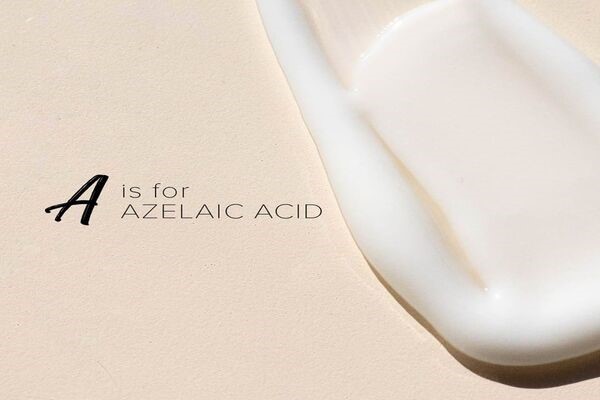 Azelaic acid là thành phần có hiệu quả giúp giải quyết vấn đề mụn đầu đen