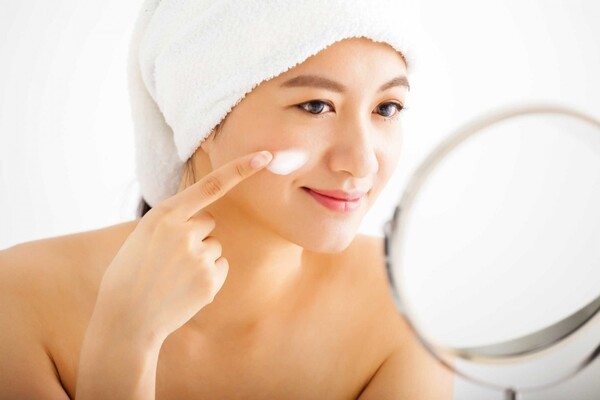 Bôi kem trị mụn với lượng quá nhiều - bôi kem trị mụn khi nào