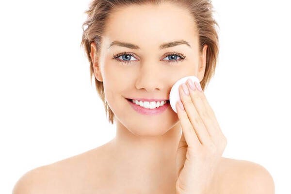 Bôi toner sau bước làm sạch da - bôi kem trị mụn khi nào