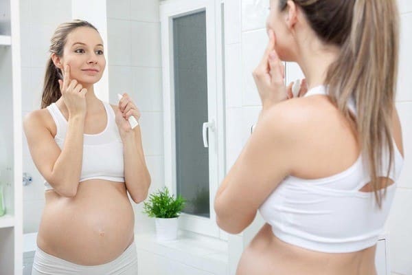 Bị mụn khi mang bầu do đâu - có thai có dùng được kem trị mụn