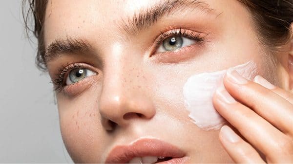 Chú ý bước dưỡng ẩm trước khi sử dụng kem nền.