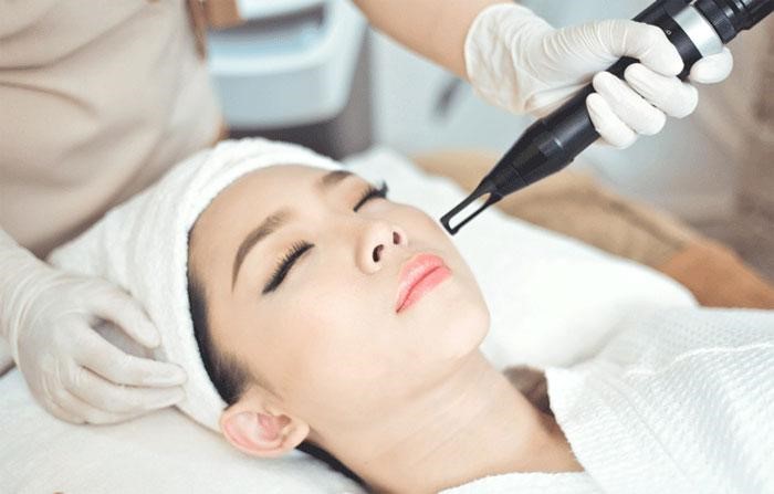 Điều trị vết thâm bằng laser tại cơ sở chuyên khoa da liễu - serum trị thâm dưỡng trắng da