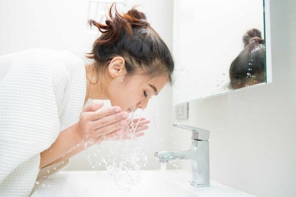 Đừng xem nhẹ bước làm sạch tưởng chừng như đơn giản này nhé - cách trị mụn đầu đen ở mũi