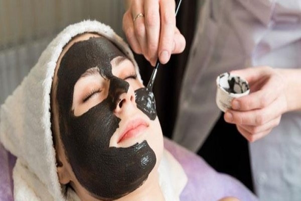 Đắp mặt na than hoạt tính giúp hút bụi bẩn và mụn cám - serum trị mụn cám