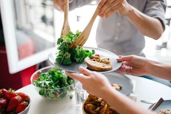 Eat clean đang là chế độ ăn được rất nhiều người áp dụng - cách trị mụn cám ở mũi