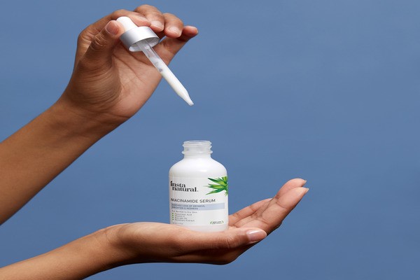 Insta natural với thành phần B3 giúp giải quyết mụn hiệu quả