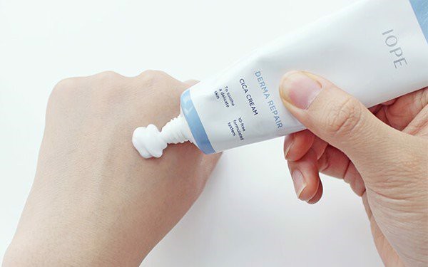 Kem dưỡng IPOE có chiết xuất từ cây bách và rau má hỗ trợ trị mụn, phục hồi