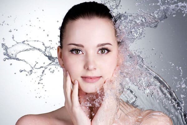 Làm sạch da mỗi ngày chính là bước căn bản cần thực hiện để giảm mụn cám của bạn