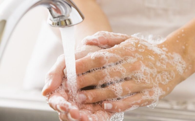 Làm sạch tay trước khi rửa mặt giúp giảm ngừa mụn hiệu quả - có thai có dùng được kem trị mụn