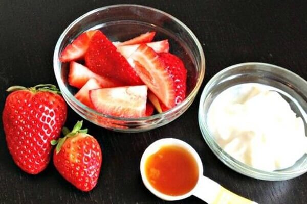 Mặt nạ từ sữa chua và dâu tây có tác dụng tẩy da chết dịu nhẹ nhờ lactic và SA