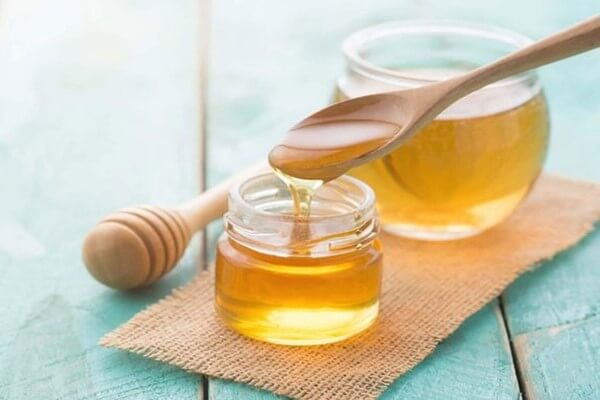 Mật ong không chỉ có lợi ích trong điều trị mụn mà phục hồi da cũng rất hiệu quả - cách trị mụn từ thiên nhiên