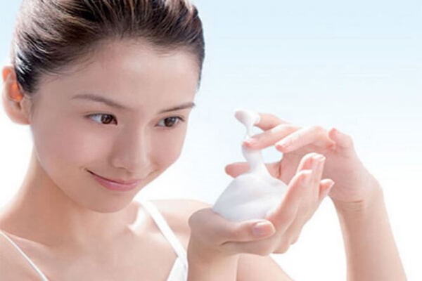 Rửa mặt đúng cách cùng với sửa rửa mặt dịu nhẹ