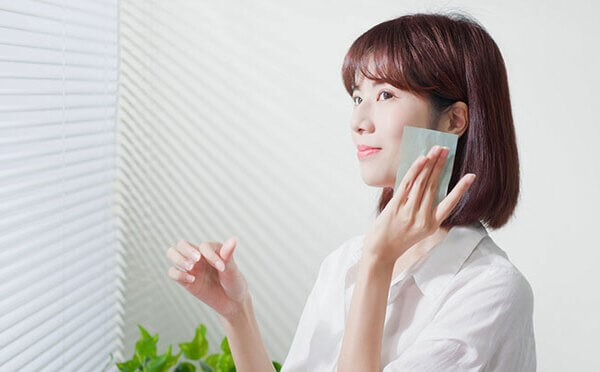 Sử dụng giấy thấm dầu vào thời điểm da của bạn bị tiết dầu quá mức - serum dưỡng trắng cho da dầu