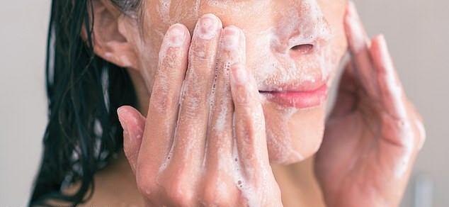 Sữa rửa mặt hoa cúc giúp làm mềm và dịu da