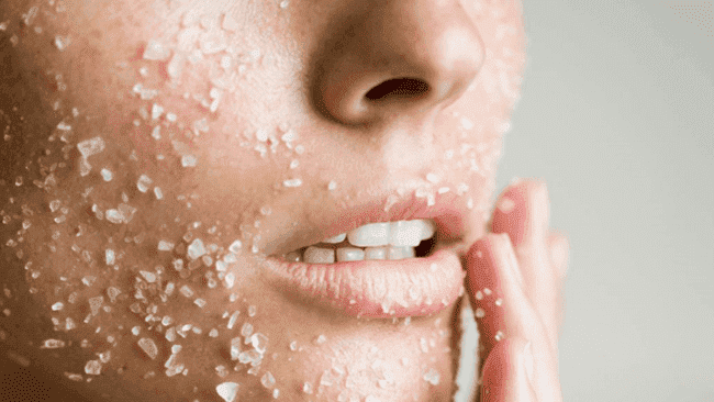 Thêm bước tẩy da chết sẽ giúp da bạn trở nên tươi sáng và sạch hơn rất nhiều - serum dưỡng trắng da se khít lỗ chân lông