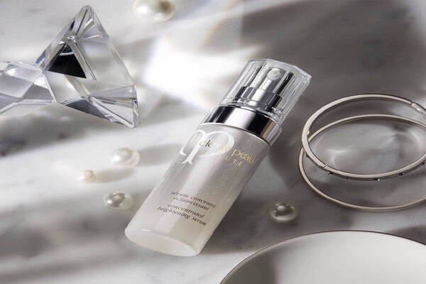 Tinh chất làm sáng da của Cé de peau có chứa phức hợp độc quyền Illuminating Complex EX