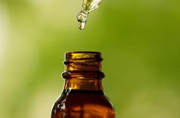 Tinh dầu tràm trà hỗ trợ giải quyết mụn cám - serum trị mụn cám
