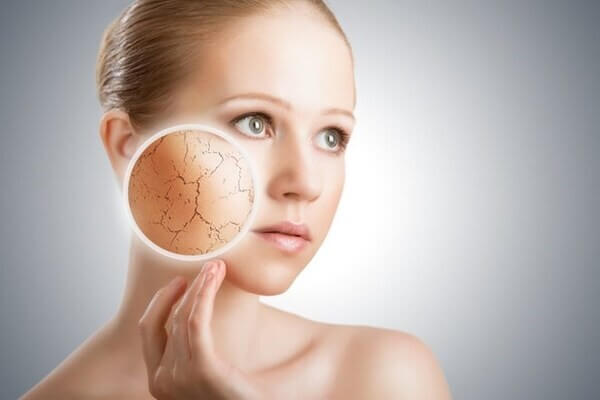Tránh rửa mặt quá đà sẽ gây khô da