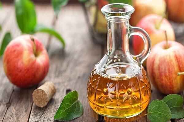 Trong giấm táo chứa rất nhiều acid có lợi trong việc giảm mụn - cách trị mụn tại nhà