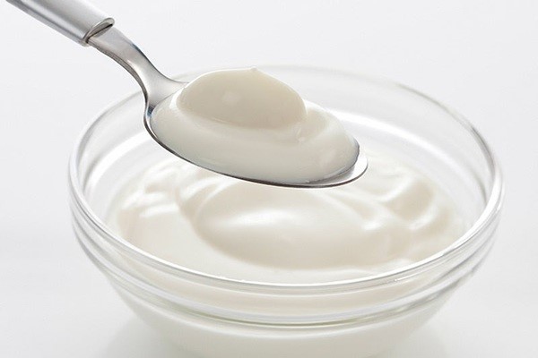 Trong sữa chua chứa rất nhiều lactic acid - kem trị thâm mụn tốt