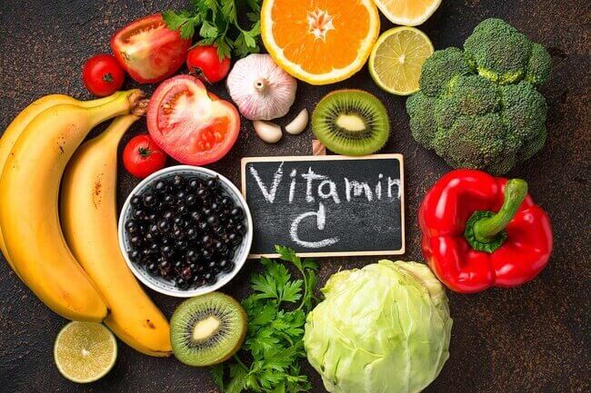 Vitamin C có từ nhiều nguồn cung cấp, không chỉ trong thực phẩm mà mỹ phẩm cũng rất phổ biến để làm sáng da