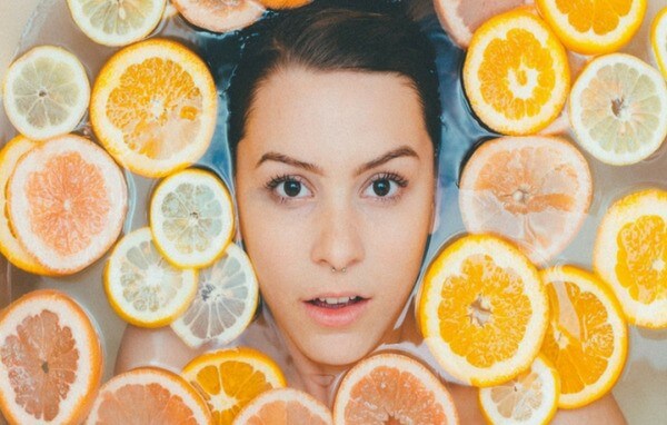 Vitamin C không những giúp ích làm sáng còn là chất chống oxy hóa tốt cho da