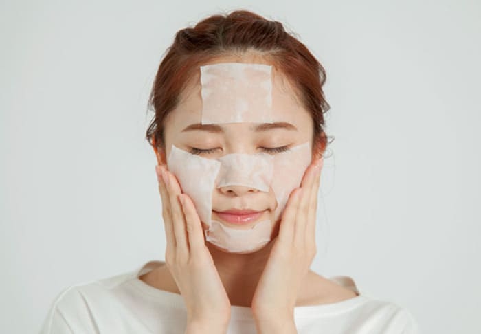 Sử dụng nước hoa hồng như một loại mặt nạ dưỡng da