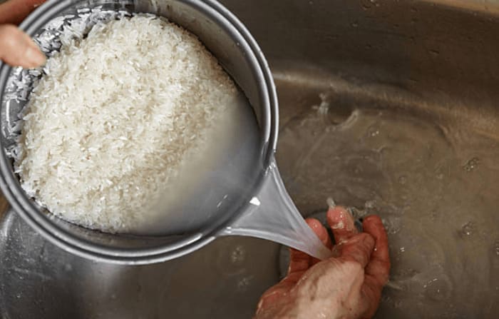 Bạn nên chắt bỏ nước vo gạo lần đầu để đảm bảo không còn bụi bẩn, trấu