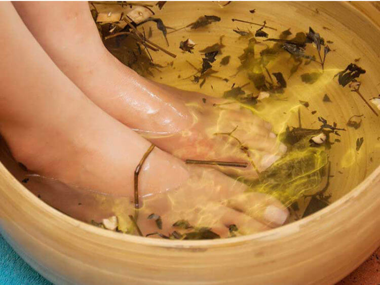 Ngâm chân trong nước nóng là một phương pháp rất tốt để điều trị nứt gót chân.